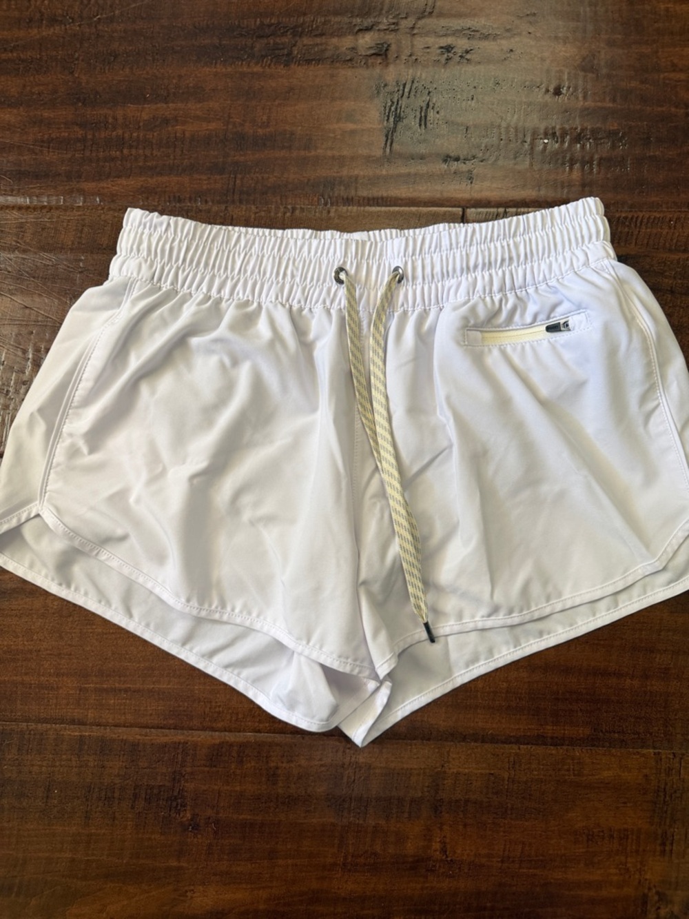 Vuori White Clementine 2.5’ shorts